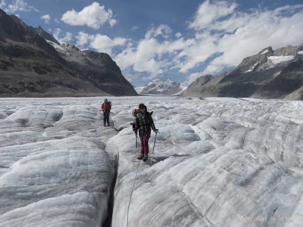 Olga y Luis marchando por el Glaciar Aletsch